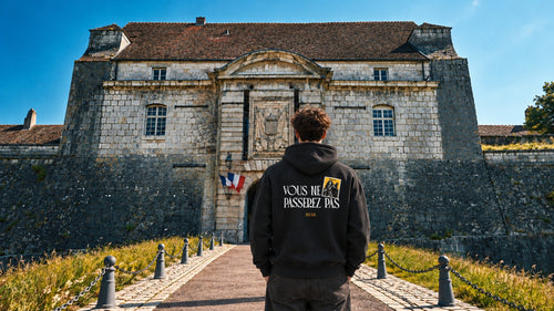 Sweat Grands Hommes Vauban « Vous ne passerez pas » devant la porte de la Citadelle de Besançon